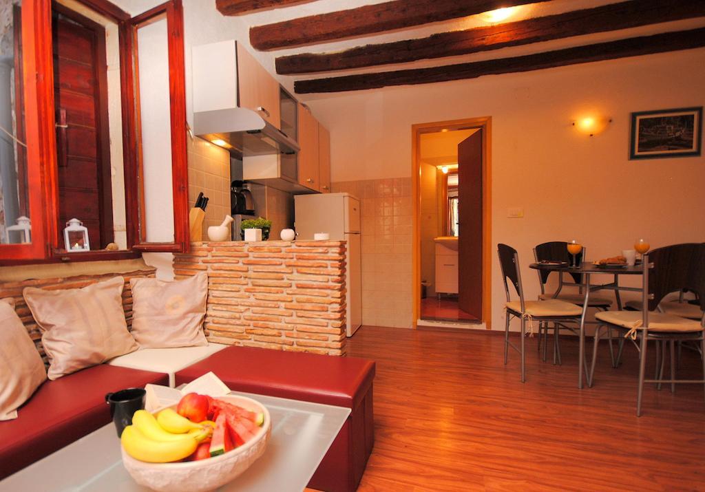 Guesthouse Ancient Stone Rovinj Ruang foto